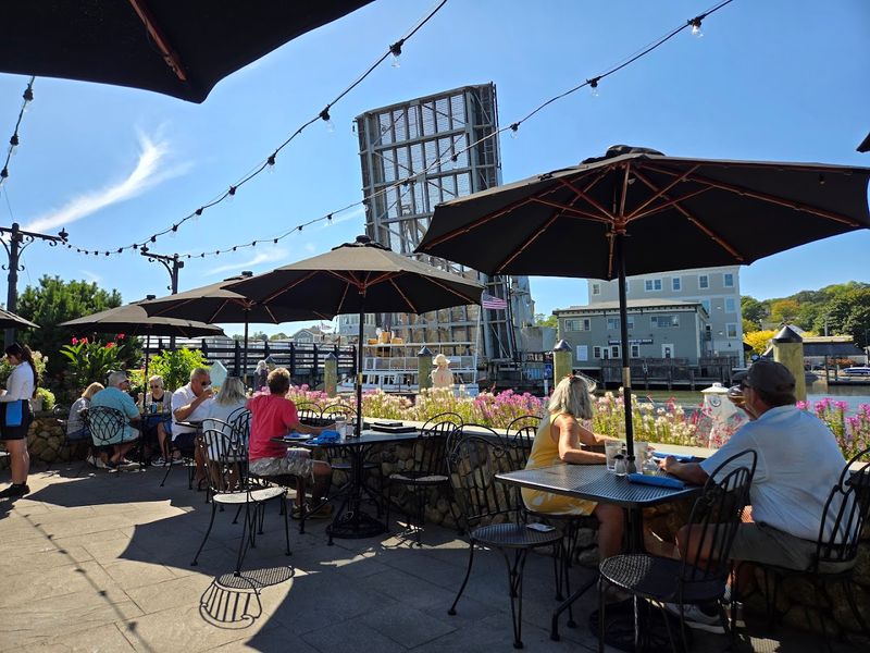 S&P Oyster Restaurant And Bar, Mystic