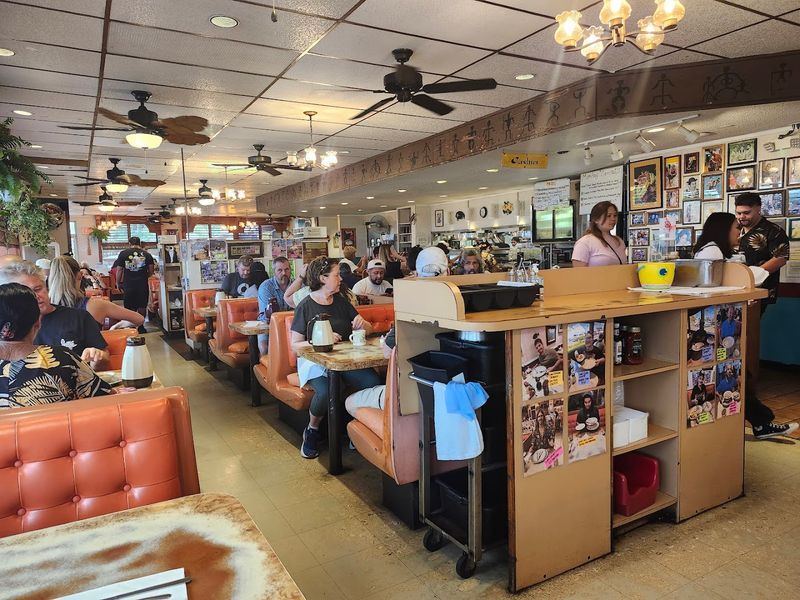A Bowl Of Oxtail Stew From This Hawaii Diner Is Pure Island Comfort - Decor Hint The People Who Keep Coming Back
