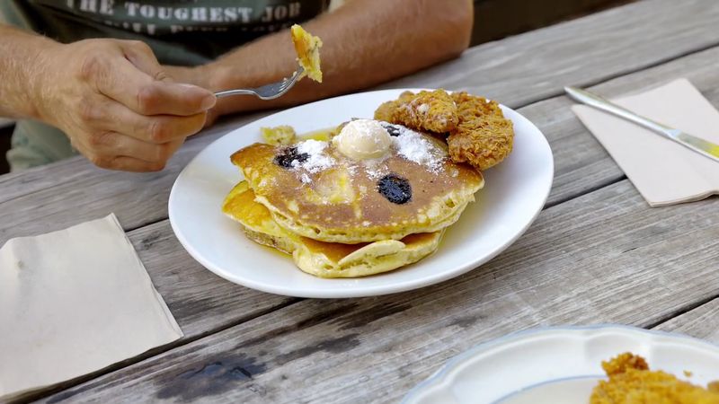 People Drive Across Nebraska To Eat At This Beloved Fried Chicken Restaurant - Decor Hint Sunday Brunch Gives The Place A Second Personality