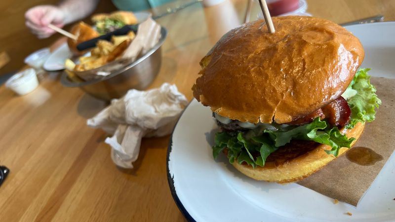 The Juicy Smash Burgers At This Tiny Texas Spot Are So Good, You'll Crave Them All Week - Decor Hint The Smash Technique That Changes Everything