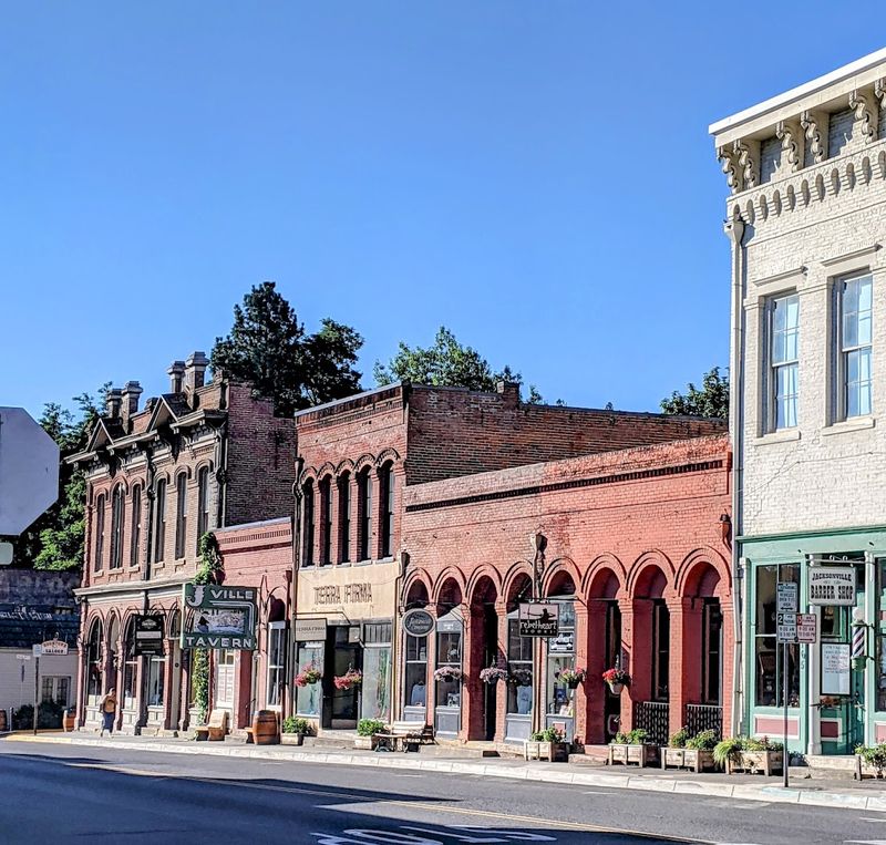 This Oregon Town Looks So Perfect It Feels Like A Movie Set - Decor Hint The Railroad Snub That Saved Everything