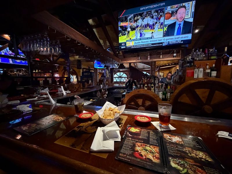 12 California Dining Spots Where The Homemade Salsa Keeps People Coming Back - Decor Hint Salsa & Beer, North Hollywood