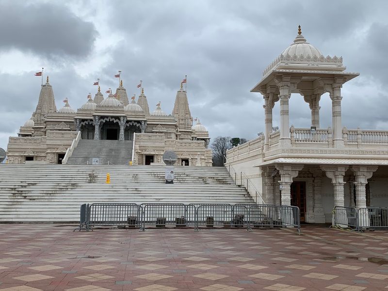 There's A Secret Hindu Palace Somewhere In Georgia And It's Absolutely Stunning - Decor Hint Dress Code Guidelines Are Simple And Respectful Coverings Are Provided