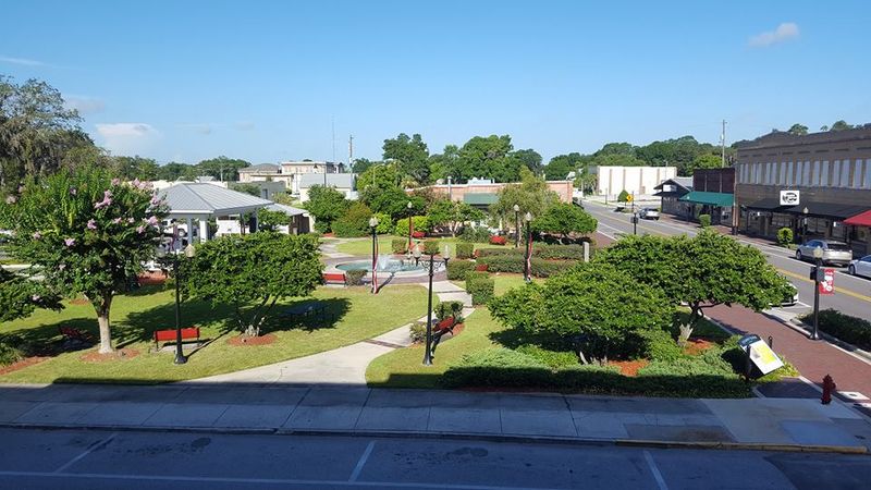 The Tiny Florida Town Where Life Feels Slower, Softer, And Surprisingly Affordable - Decor Hint Small-Town Charm