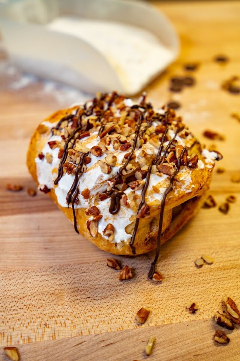 The Tiny Louisville, Kentucky Bakery That Sells Out By 10 AM Every Saturday Morning - Decor Hint The Apple Strudel That Disappears Before Noon