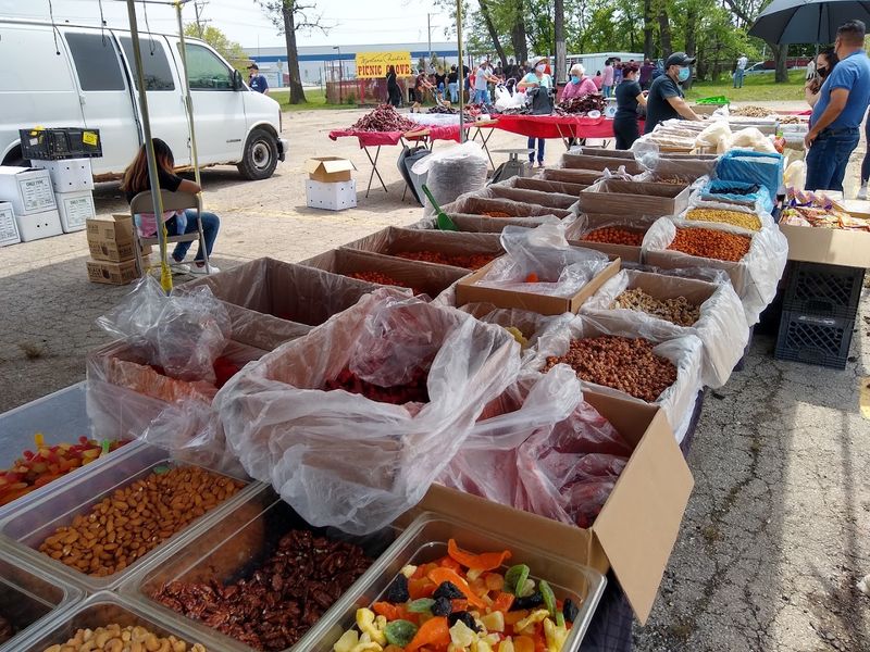 This Iconic Illinois Flea Market Is A Dream Destination For Treasure Hunters - Decor Hint Fresh Produce And Pantry Finds You Did Not Expect