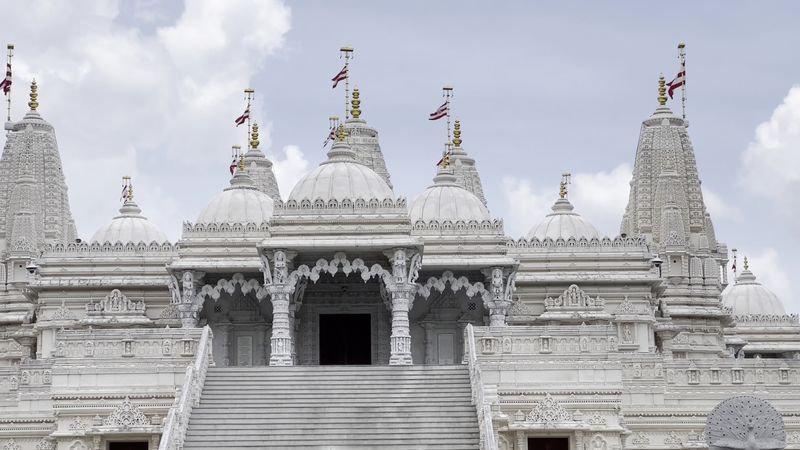 There's A Secret Hindu Palace Somewhere In Georgia And It's Absolutely Stunning - Decor Hint The Hand-Carved Marble Architecture Is Unlike Anything In The Southeast