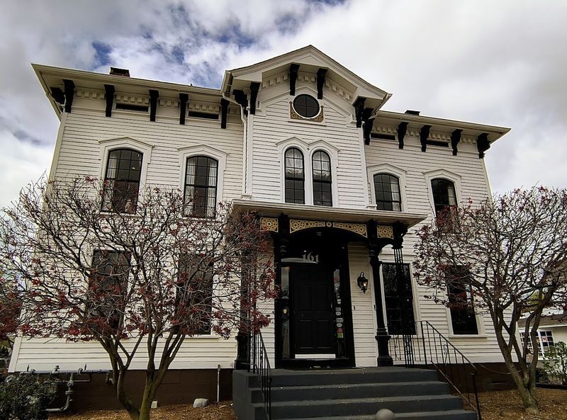 The Charles, Old Wethersfield