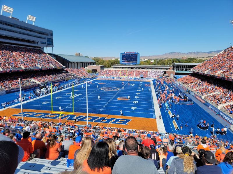 This Boise Stadium Is One Of Idaho's Biggest And Loudest Game-Day Landmarks - Decor Hint Boise's Blue Turf Makes Game Day Impossible To Miss