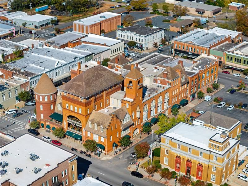 A Downtown That Feels Like A Living History Lesson