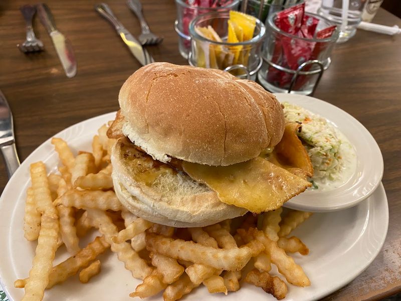 This Classic Connecticut Restaurant Keeps People Coming Back For The Cheeseburgers Alone - Decor Hint The Cheeseburger That Started It All
