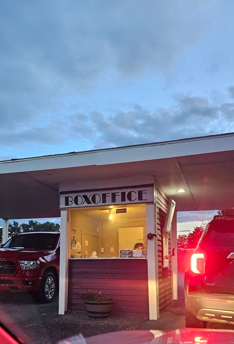 This Classic Vermont Drive-Ins Still Knows How To Draw A Crowd - Decor Hint A Drive-In With Deep Vermont Roots