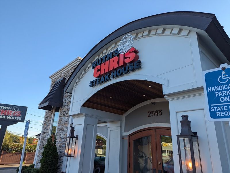 This Connecticut Steakhouse Packs Massive Flavor Into Every Single Steak - Decor Hint The Sizzle That Starts It All