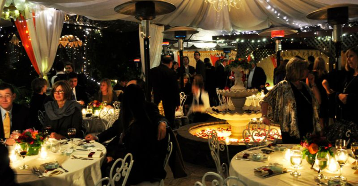 This Dreamy California Restaurant Lets You Dine Beneath Grand Sycamore Trees - Decor Hint
