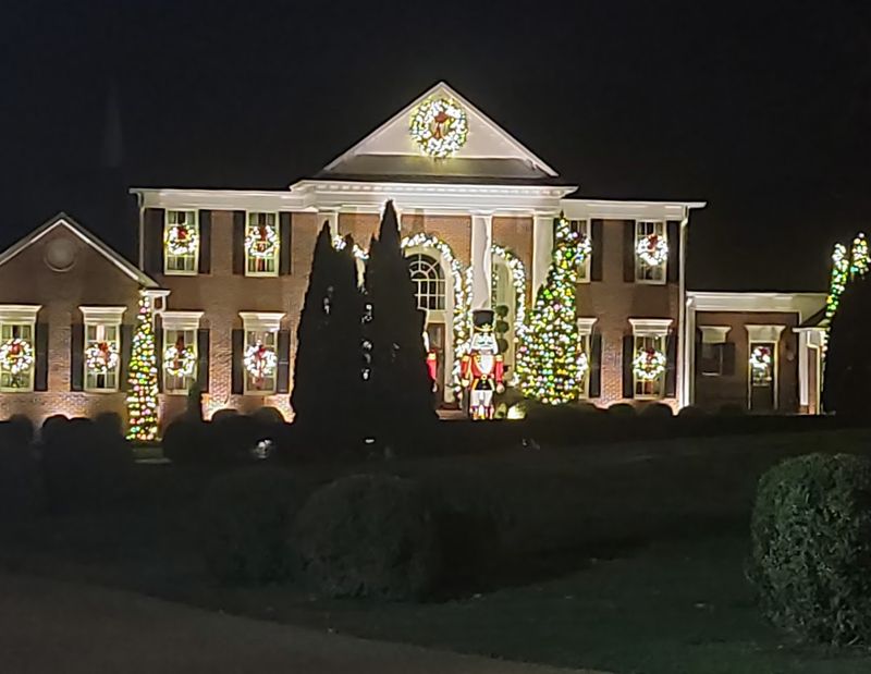 This Dreamy Tennessee Town Feels Like The Setting Of Your Favorite Holiday Movie - Decor Hint Historic Downtown Square