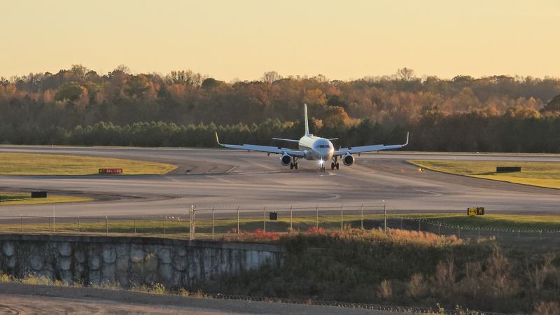 Charlotte Gives Plane Watchers A Free Front-Row Seat