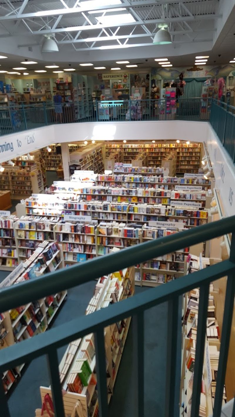 This Huge Florida Bookstore Is A Treasure Hunt For Unexpected Finds - Decor Hint A Store So Big It Feels Like Its Own Zip Code