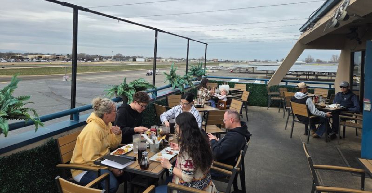 This Idaho Airport Diner Serves Runway View Breakfast While Small Planes Come And Go - Decor Hint