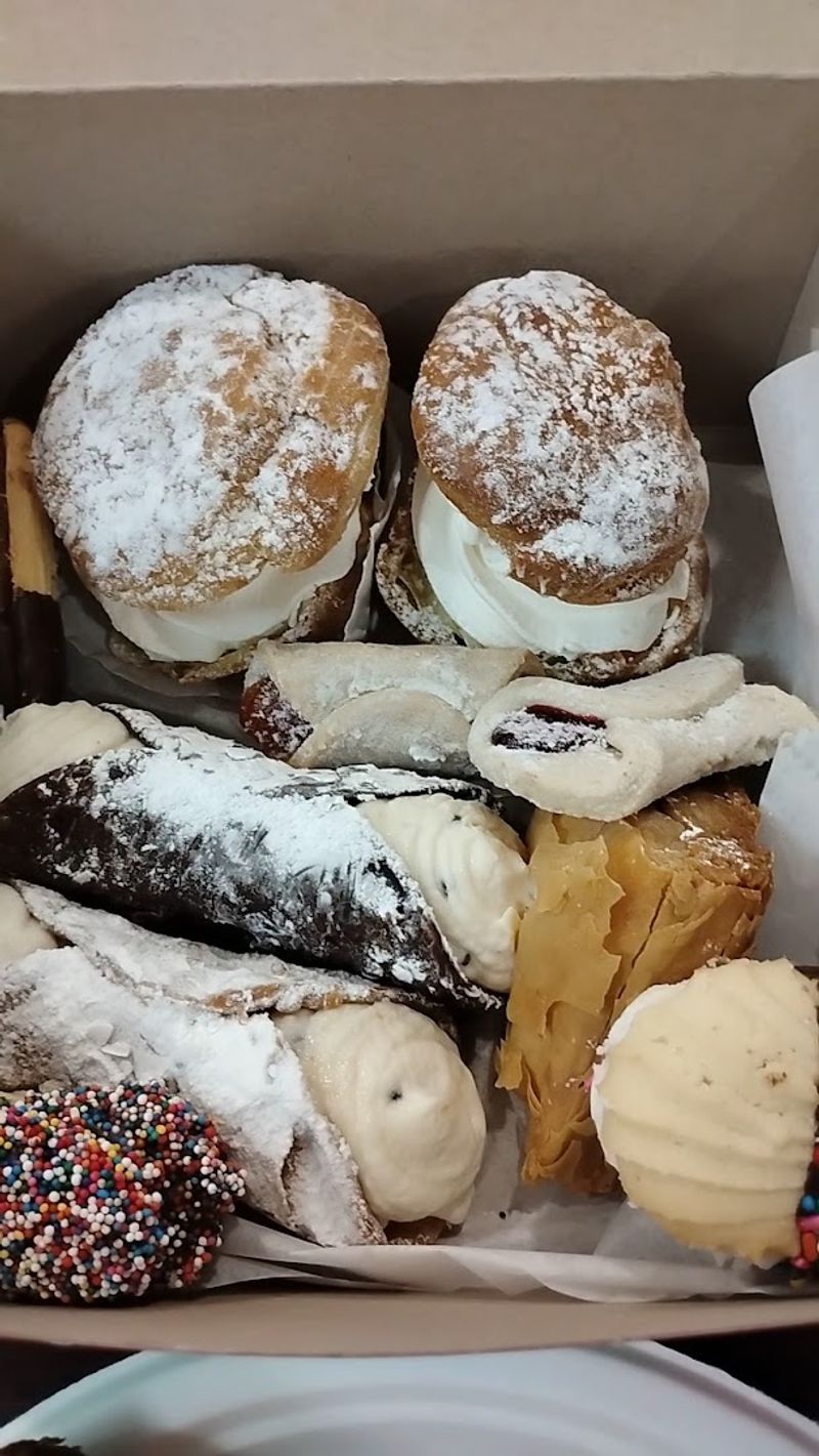 Hand-Rolled Cannoli That Defy The Machine Age