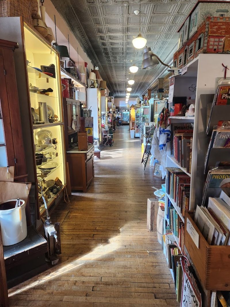 This Massive Pennsylvania Vintage Store Feels Like A Lucky Find Waiting To Happen - Decor Hint A Building With Real History