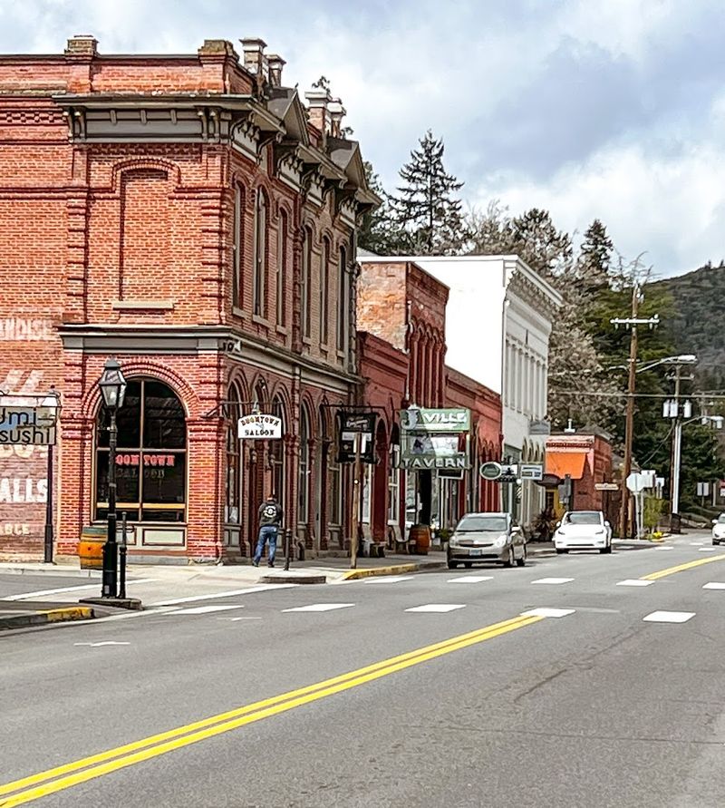 This Oregon Town Looks So Perfect It Feels Like A Movie Set - Decor Hint A National Historic Landmark That Time Forgot