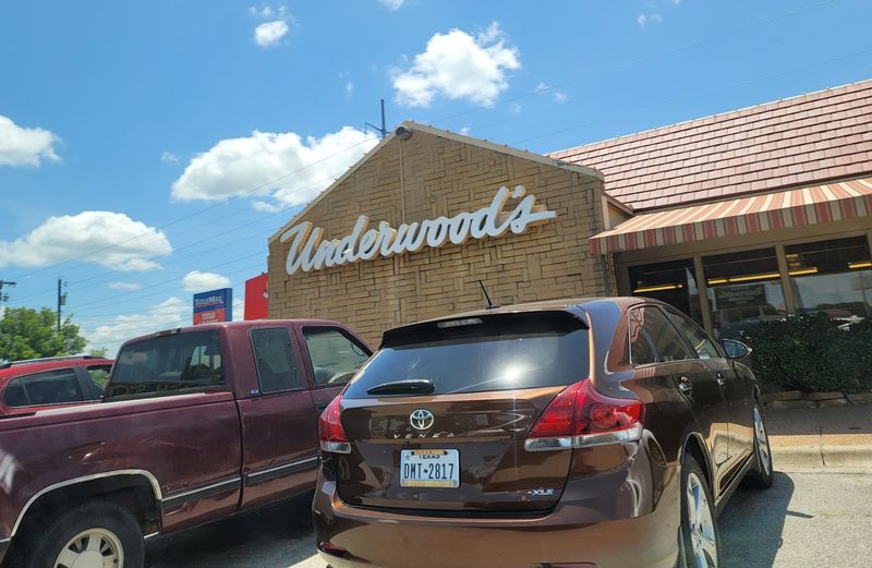 This Texas Cafeteria Still Feels Like The Kind Of Place Grandma Would Approve Of - Decor Hint A Cafeteria Line Worth Every Step