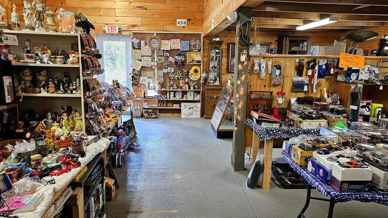 The Massive Flea Market In Maine That Feels Too Good To Be Real - Decor Hint Antiques And Vintage Collectibles Galore