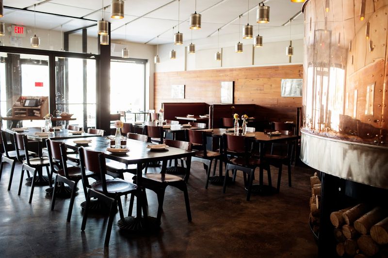 This Humble Pizza Shop in Minnesota Has Become a Must Have for Serious Pizza Fans - Decor Hint The room feels like it was made for it