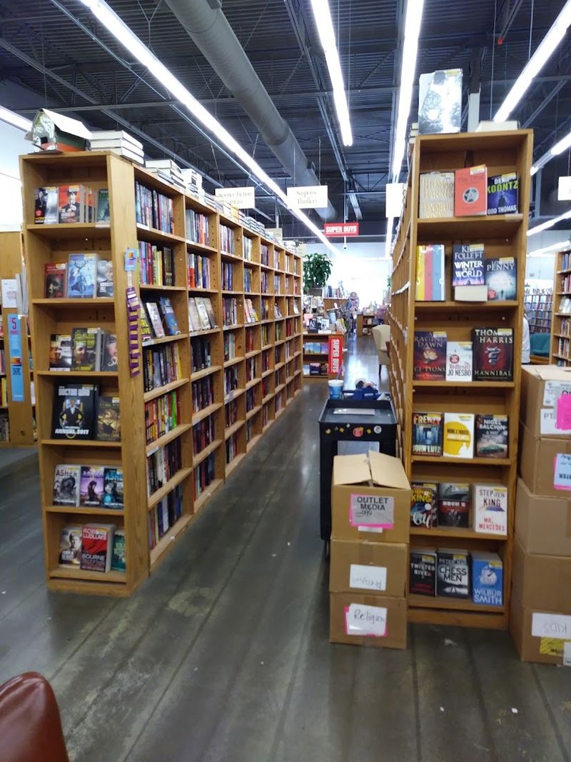 This Huge Kentucky Book Store Offers Thousands Of Titles At Unbelievably Low Prices - Decor Hint Organized Layout That Makes Browsing A Genuine Pleasure