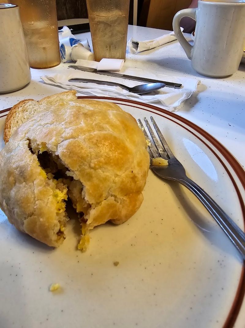 Most Frequent Travelers Drive Right Past This Overlooked Michigan Town - Decor Hint Local Food Worth Seeking Out