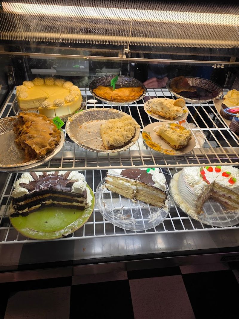 These 10 New Hampshire Diners Are Loved For Homemade Pies - Decor Hint Roundabout Diner And Lounge, Portsmouth
