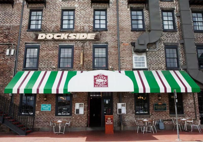The 15 Georgia Waterfront Restaurants That Quietly Offer The State's Best Dining Experience - Decor Hint River House Seafood