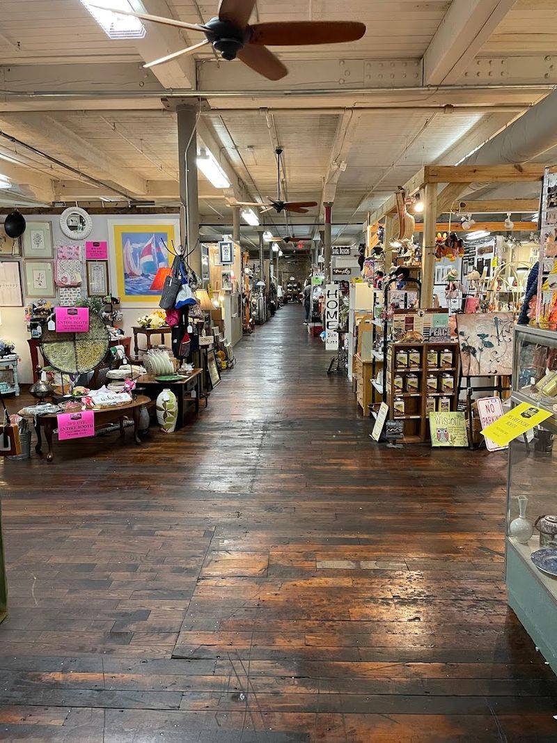 This Georgia Antique Store Is Shaping Up To Be The 2026 Destination Everyone Talks About - Decor Hint Antique Jewelry That Ranges From Dainty To Statement-Making