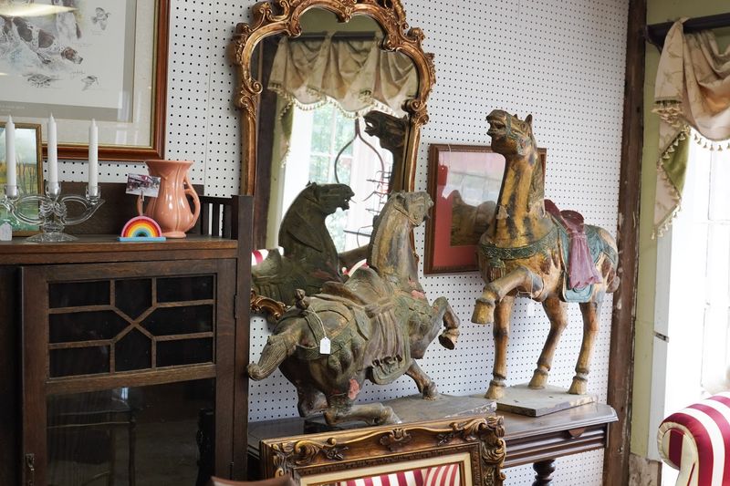 This Connecticut Flea Market Will Make You Never Want To Go Away - Decor Hint Why Pickers Love This Spot