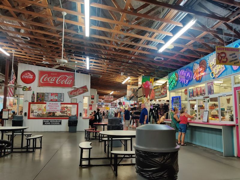 One Of Florida's Biggest Flea Markets Is A Treasure Hunter's Paradise - Decor Hint The Food Court Is Real