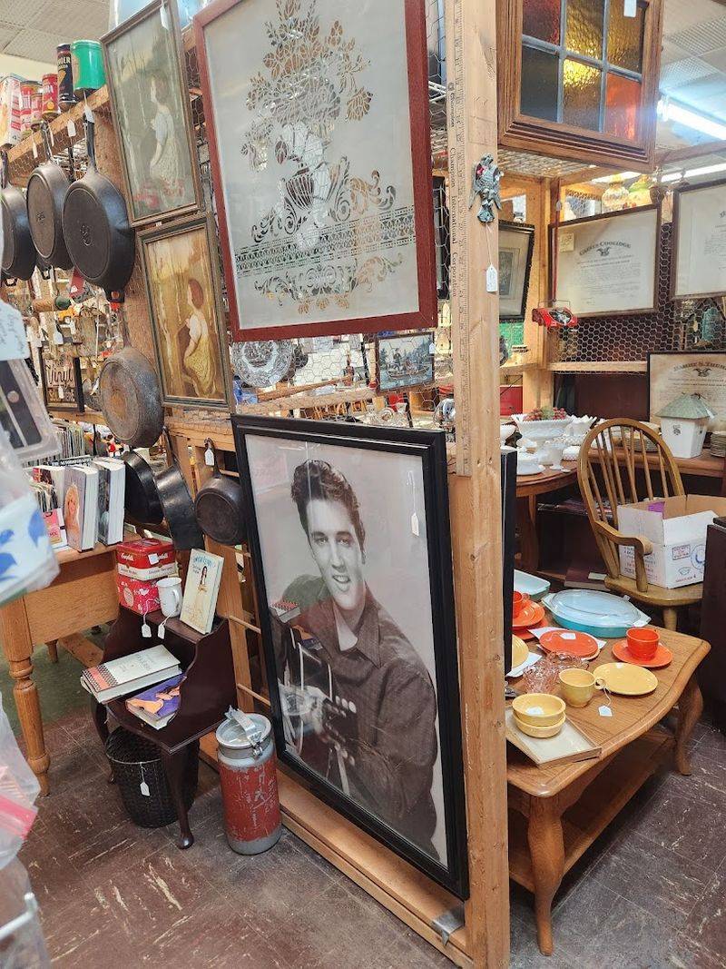 The Nebraska Flea Market Where $35 Goes A Lot Further Than You Would Expect - Decor Hint Collectibles And Nostalgia That Mean Something