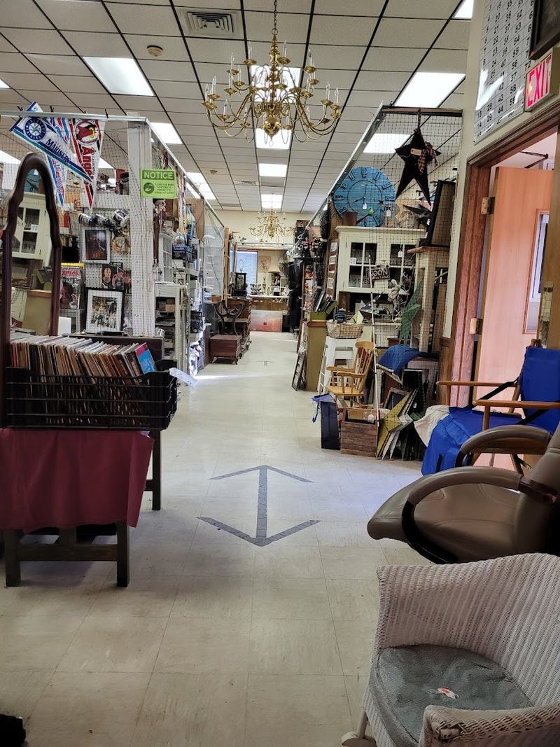 This Connecticut Flea Market Will Make You Never Want To Go Away - Decor Hint Vintage Finds Worth Digging For