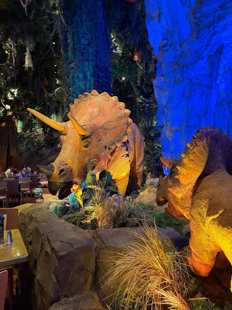 The Florida restaurant that turns an ordinary meal into a full-on dinosaur adventure - Decor Hint The decor that makes your jaw drop