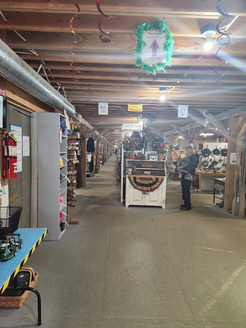The Massive Flea Market In Maine That Feels Too Good To Be Real - Decor Hint Why First-Time Visitors Rarely Stay First-Time Visitors