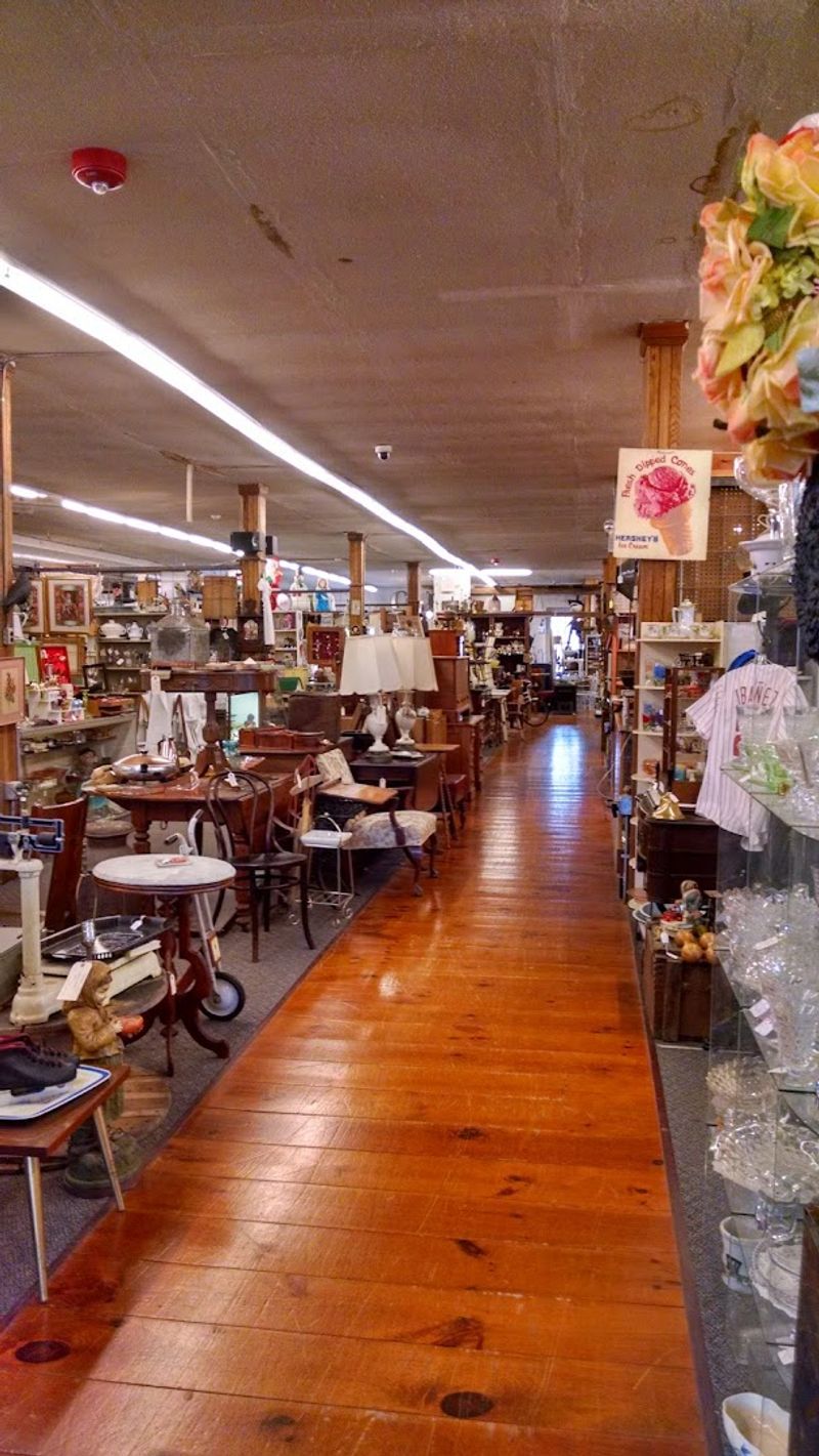 This Massive Pennsylvania Vintage Store Feels Like A Lucky Find Waiting To Happen - Decor Hint The Atmosphere That Keeps You Staying