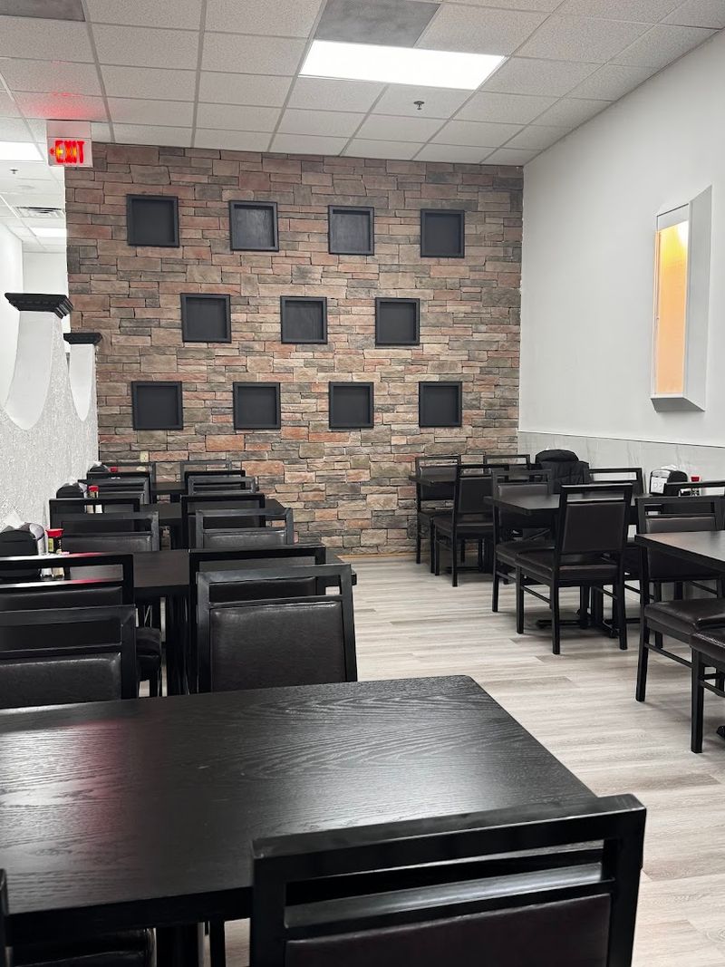 This All-You-Can-Eat Connecticut Buffet Has Quietly Become A Go-To Spot For Seafood Lovers - Decor Hint A Smart Tip Before Filling Your Plate