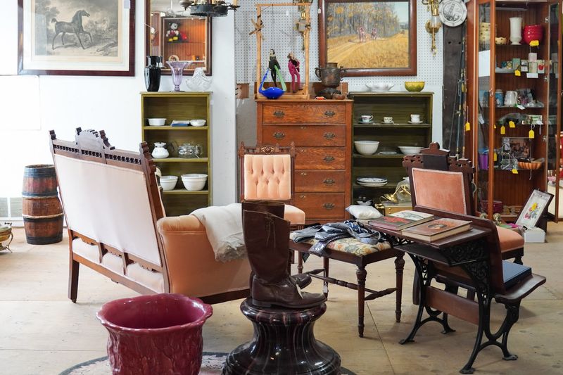 This Connecticut Flea Market Will Make You Never Want To Go Away - Decor Hint Best Time To Start Looking