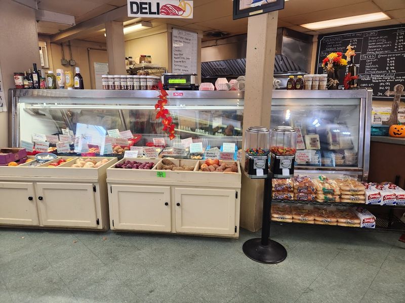 You Haven't Experienced Connecticut Seafood Until You've Tried This Famous Lobster Roll - Decor Hint The Crowd That Fills The Room On A Tuesday