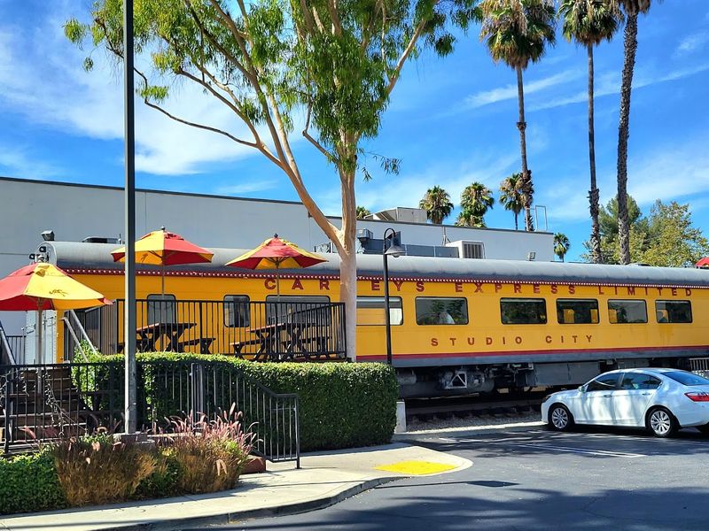 10 California Food Spots Where Chili Built The Reputation - Decor Hint Carney's, Los Angeles / Studio City