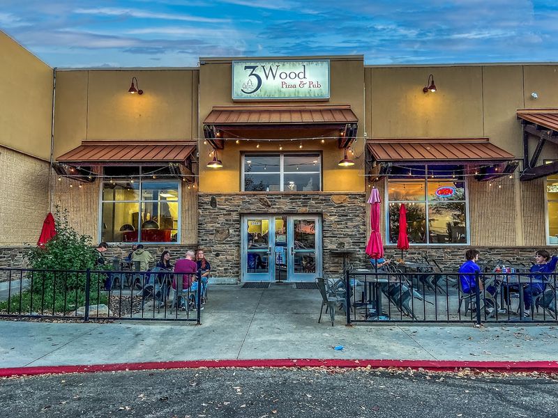 3 Wood Pizza & Pub