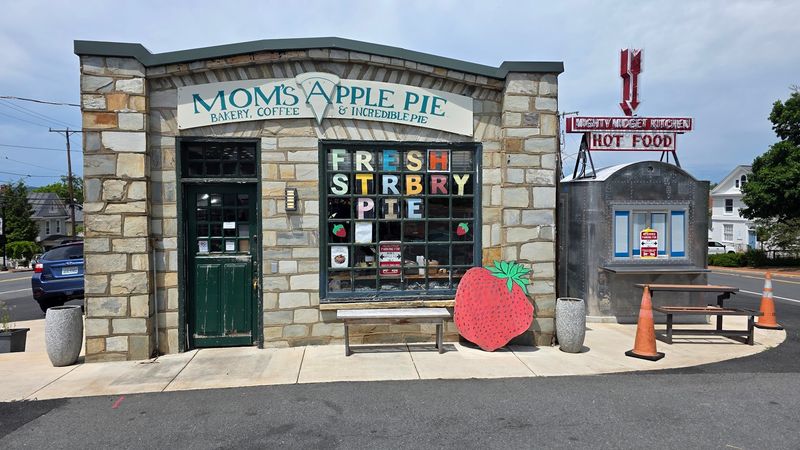 Mom's Apple Pie Bakery