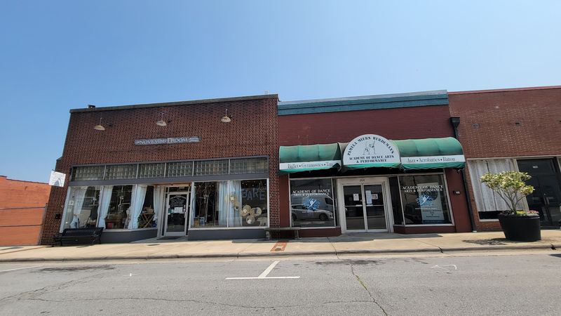 This Little-Known North Carolina Town Makes A Two-Hour Drive Feel Completely Worth It - Decor Hint Historic Streets, Local Shops, And River Views Keep The Day Moving