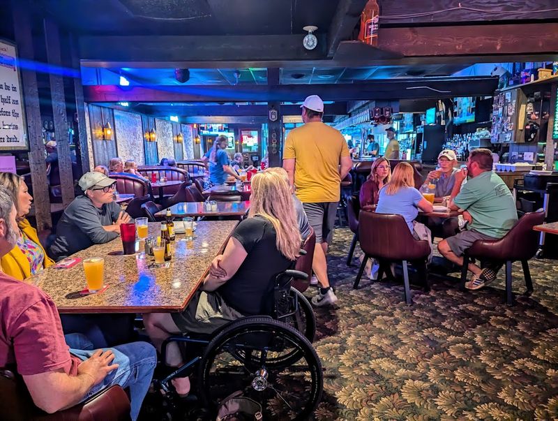 10 Low-Key Nebraska Pizza Spots Locals Would Happily Keep To Themselves - Decor Hint Isles Pub & Pizza, Lincoln