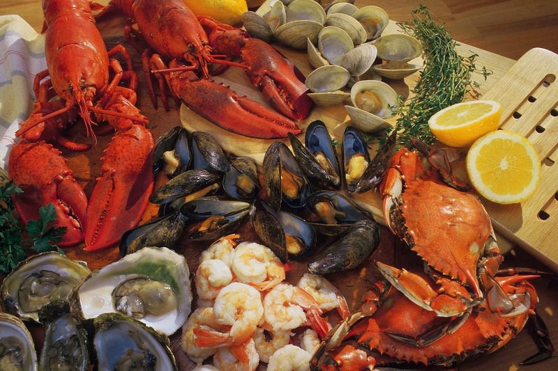 You Haven't Experienced Connecticut Seafood Until You've Tried This Famous Lobster Roll - Decor Hint The Name Says It All