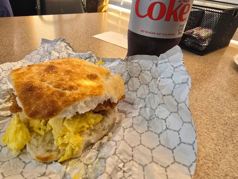 You Haven't Truly Lived Until You've Tried The Biscuits And Gravy At This Georgia Gem - Decor Hint The Legendary Biscuits And Gravy That Started It All